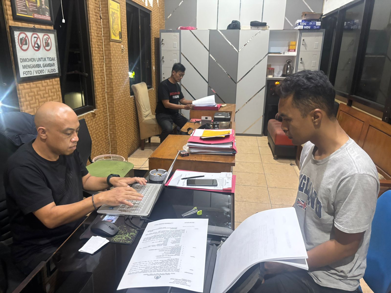 Dua jambret yang beraksi di depan SMP Grogol ditangkap warga. Ternyata residivis curas dan narkoba, total 9 kali keluar masuk penjara.