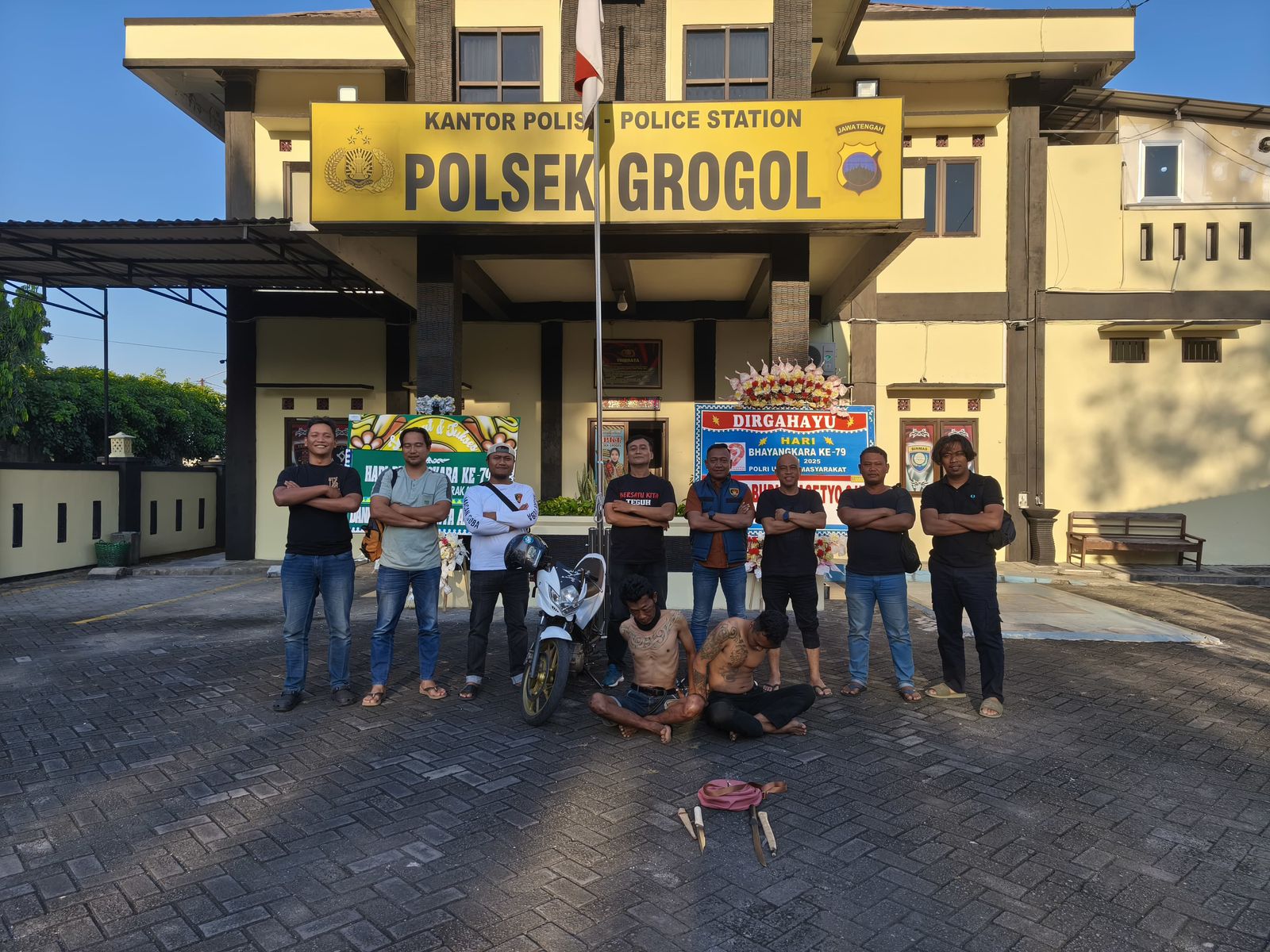 Dua jambret yang beraksi di depan SMP Grogol ditangkap warga. Ternyata residivis curas dan narkoba, total 9 kali keluar masuk penjara.