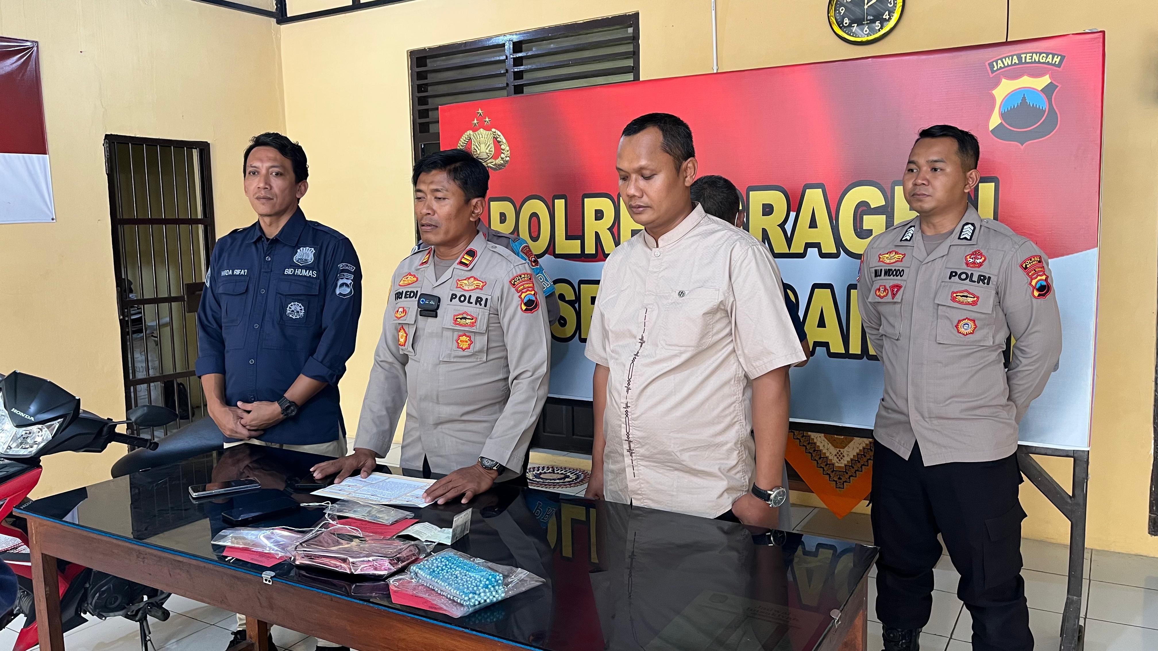 Kapolsek Ngrampal Iptu Tri Edi (dua dari kiri) memaparkan hasil pengungkapan kasus pencurian yang dialami nenek 72 tahun di Desa Gabus, Ngrampal. (Ahmad Khairudin/Radar Solo)