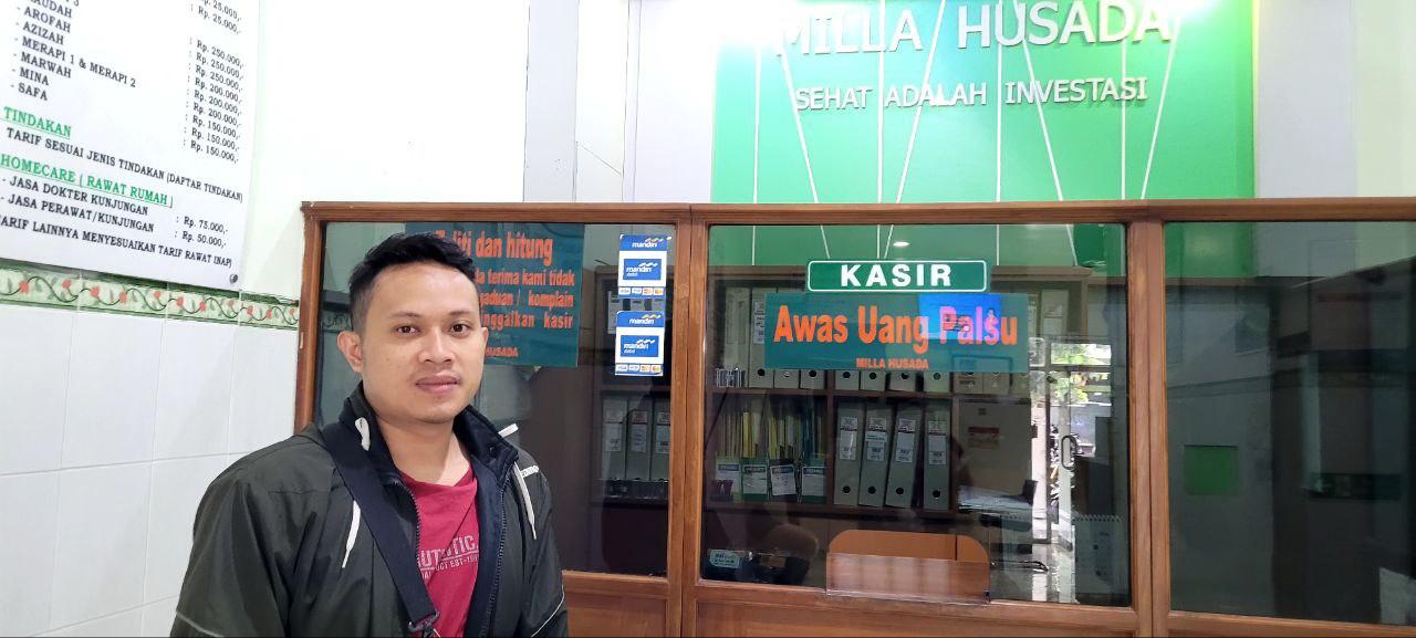 Bayu, peserta JKN mengakses layanan kesehatan di salah satu klinik pratama rawat inap di Boyolali.