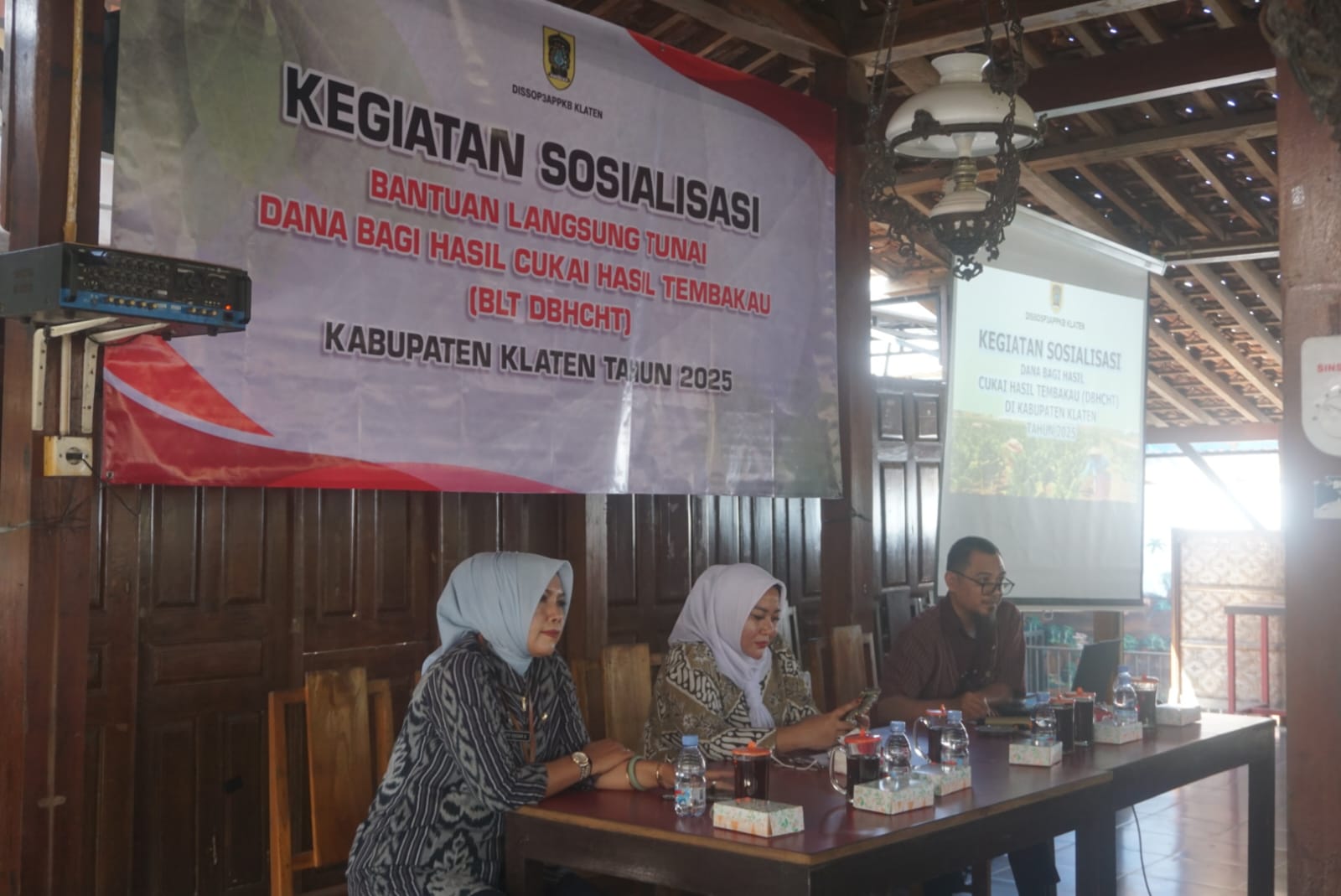 Dissos dan P3APPKB Klaten saat menggelar sosialisasi terkait penyaluran BLT DBHCHT Tahun 2025 di salah satu resto di Klaten, Kamis (10/7/2025).&nbsp;