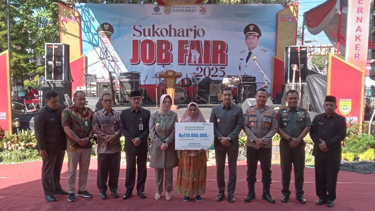 Bupati Etik Suryani membuka acara Sukoharjo Job Fair 2025 di Gedung Pusat Promosi Potensi Daerah (GP3D) Graha Wijaya, Kamis (10/7/2025).