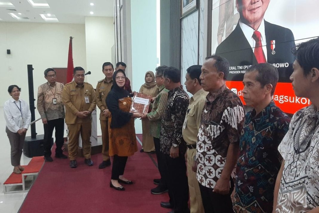 Bupati Sukoharjo Etik Suryani serahkan Akta Notaris dan SK Pengesahan Pendirian Badan Hukum Koperasi di Auditorium Menara Wijaya Lantai 10, Selasa (1/7/2025).