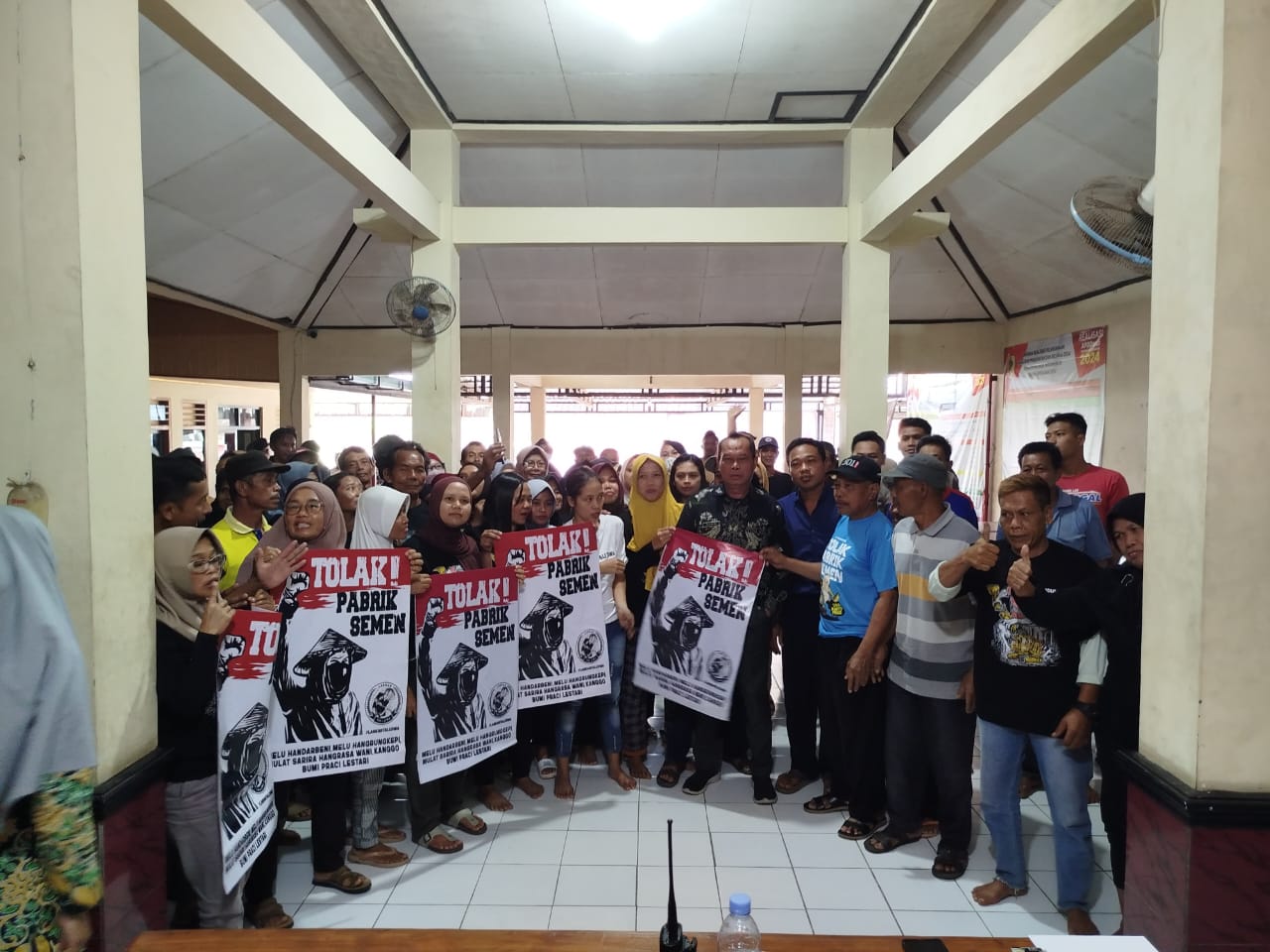 Warga memenuhi Balai Desa Watangrejo, Pracimantoro, Wonogiri guna meminta klarifikasi kades setempat, Kamis (10/7/2025).