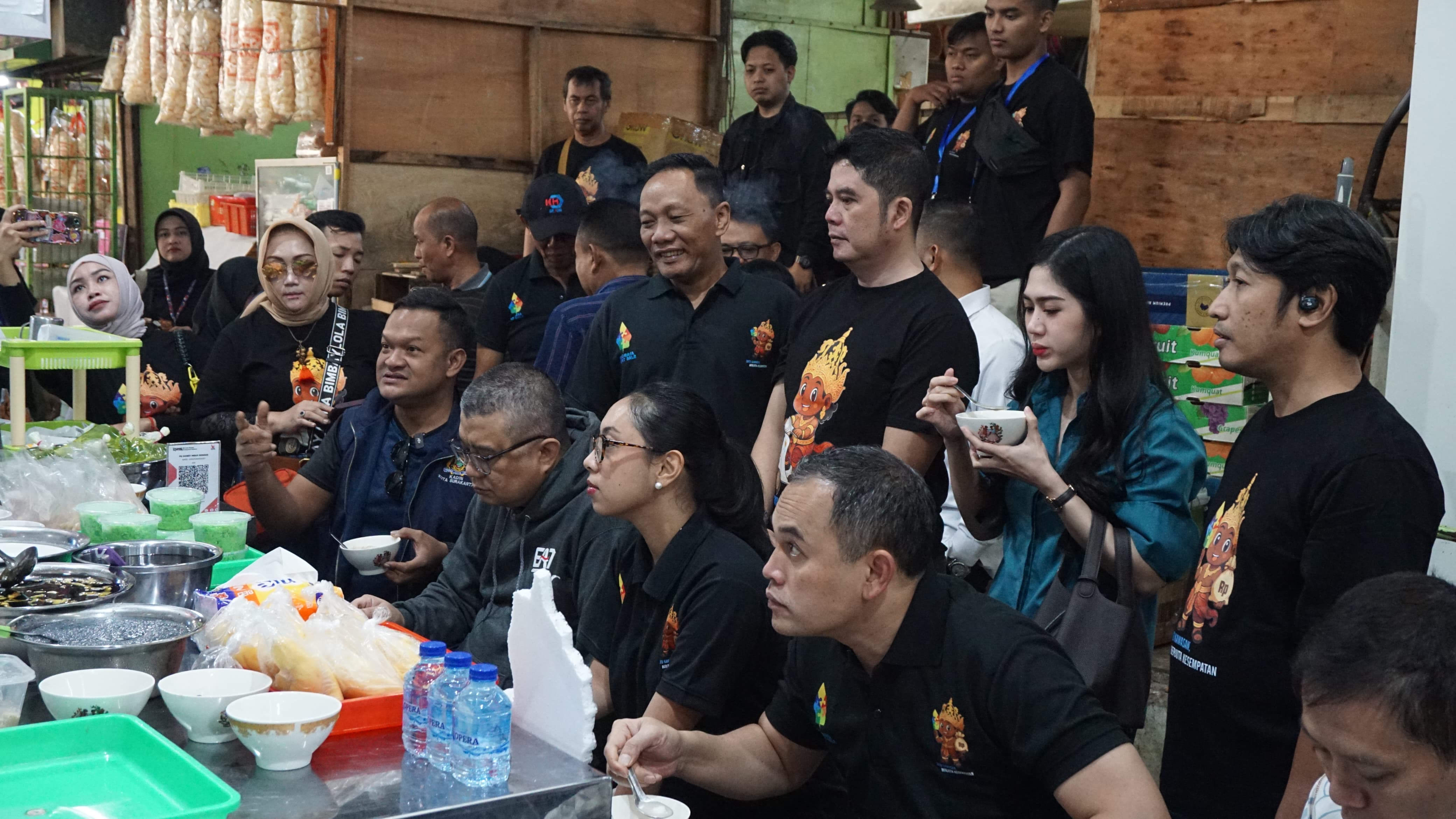 Kadin Indonesia dan Solo Raya membeli jajanan tradisional di Pasar Gede Solo dalam rangka menyemarakkan Solo Raya Great Sale 2025, Kamis (10/7/2025).