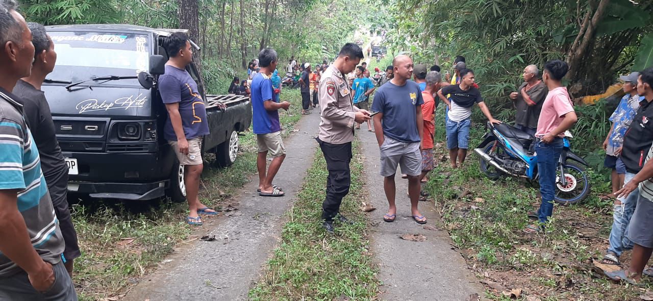 Warga menyemut di lokasi kejadian tergulingnya mobil pick up yang membawa rombongan pengajian di Sambi, Boyolali, Minggu (6/7/2025).