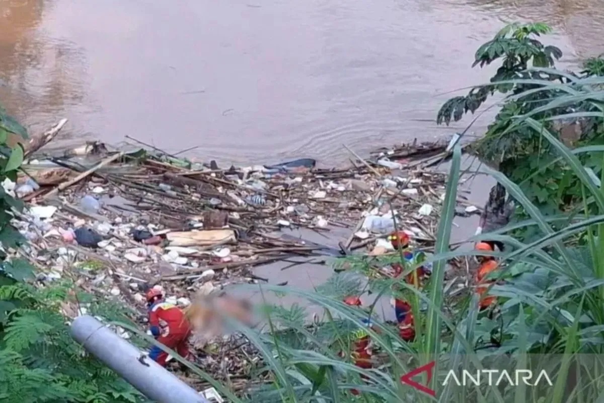 Mayat tanpa kepala ditemukan di Kali Ciliwung. Diduga ASN Kemendagri yang hilang saat memancing di Megamendung. Polisi selidiki.