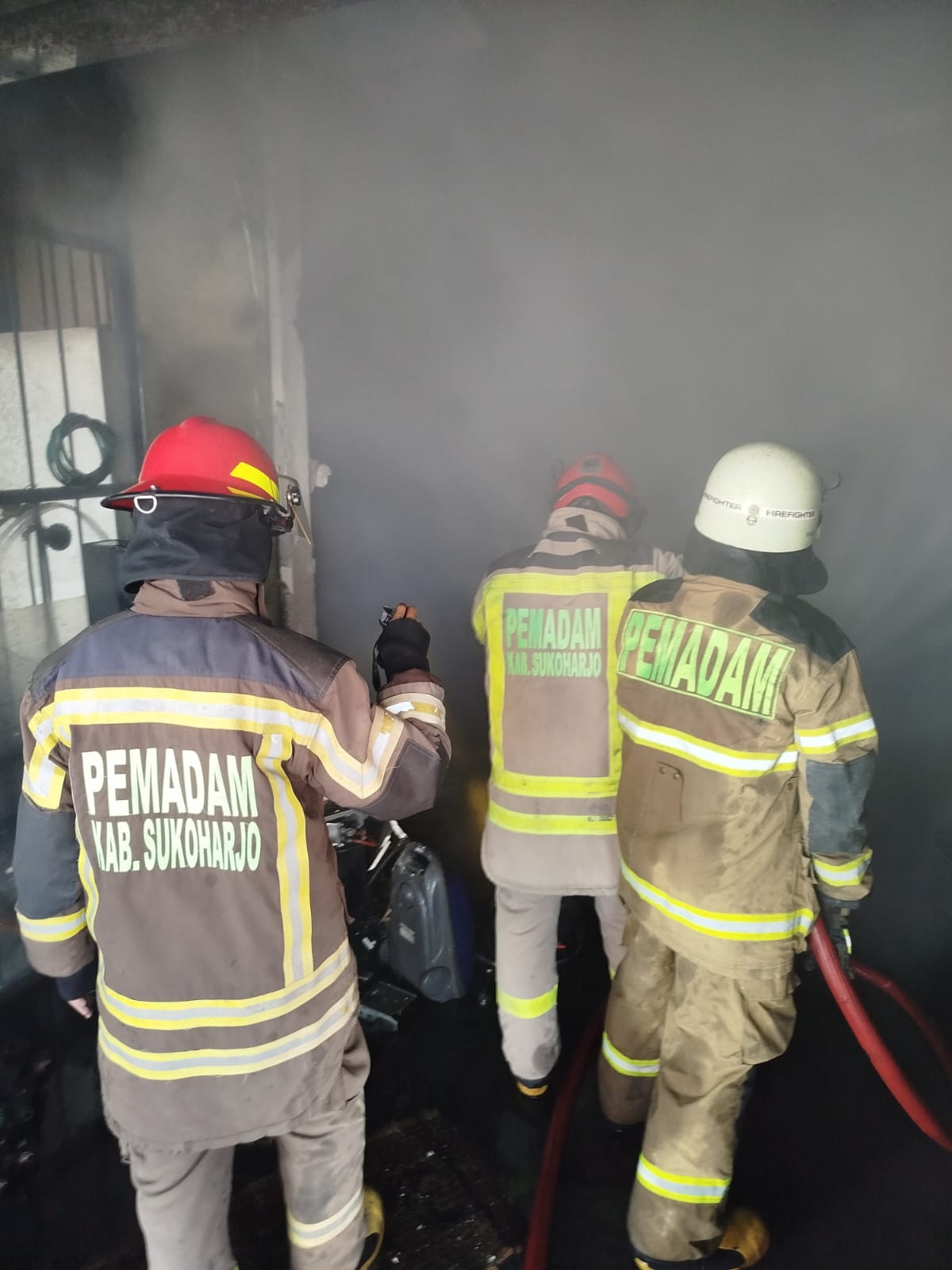 Petugas Damkar Sukoharjo berusaha memadamkan api yang membakar mobil di Perumahan Pesona Citra Indah Waru, Baki, Jumat (11/7).