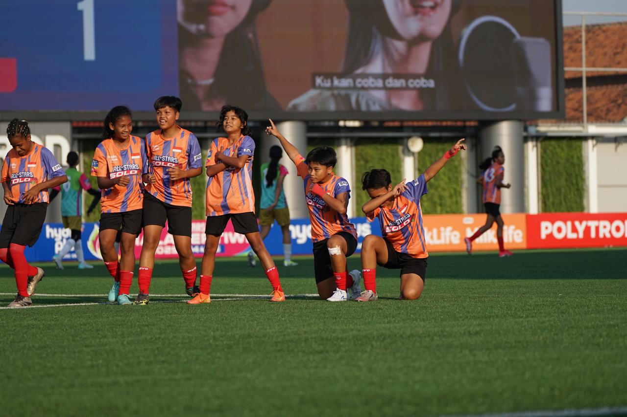 Foto : All Stars Solo Angkat Koper dari Hydroplus Piala Pertiwi U-14 & U-16 All Stars, Kamis (10/7).