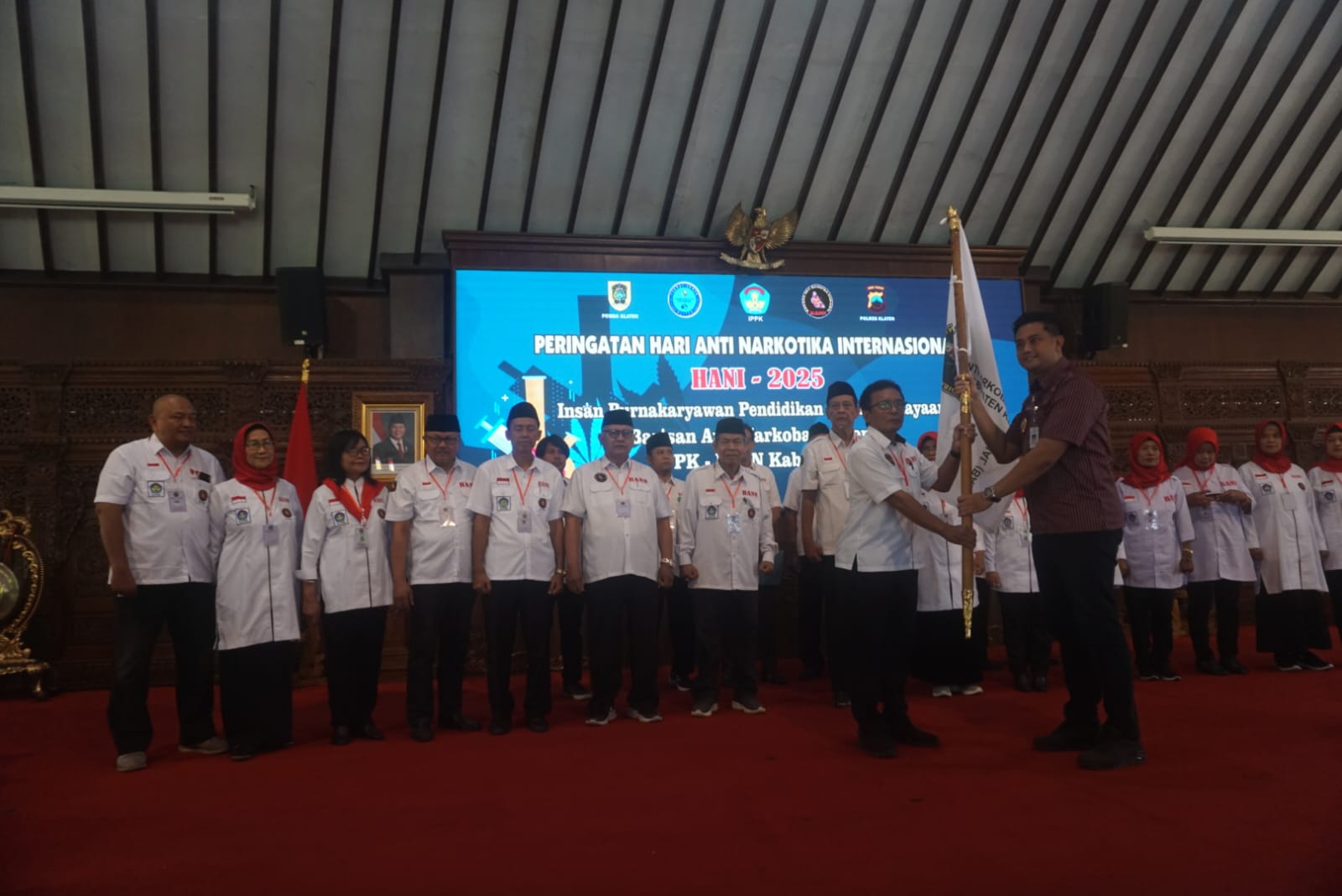 Bupati Klaten Hamenang Wajar Ismoyo saat mengukuhkan kepengurusan Barisan Antinarkoba Nasional (BANN) Kabupaten Klaten periode 2025-2030 di Pendapa Pemkab Klaten. (Angga Purenda/Radar Solo)