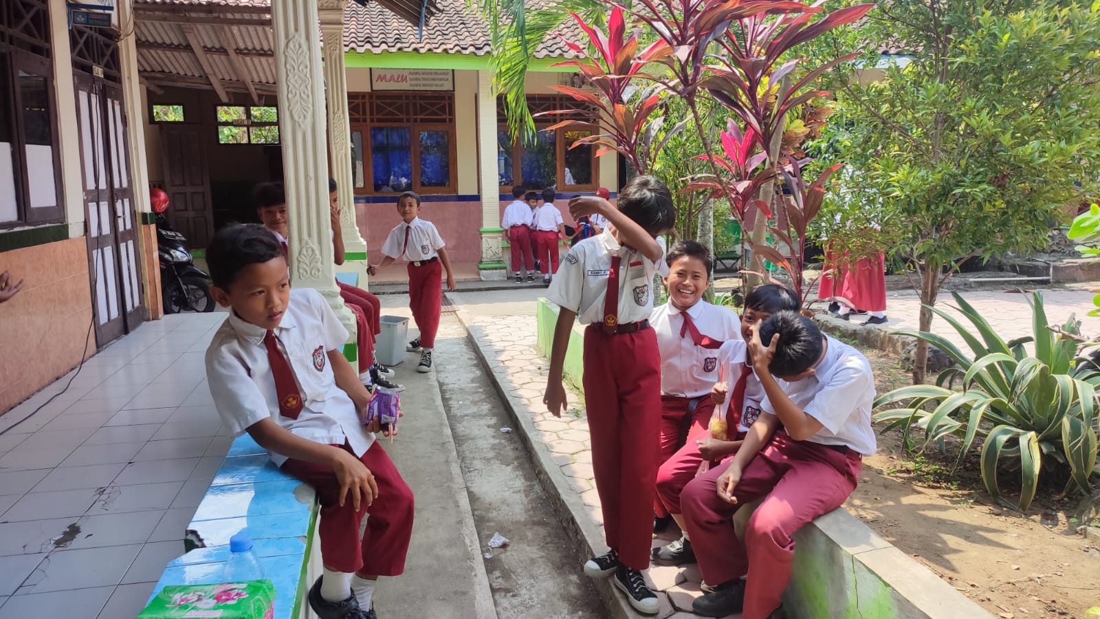 Siswa dari keluarga miskin di Sragen akan mendapat bantuan seragam gratis tahun ini. (Ahmad Khairudin/Radar Solo)