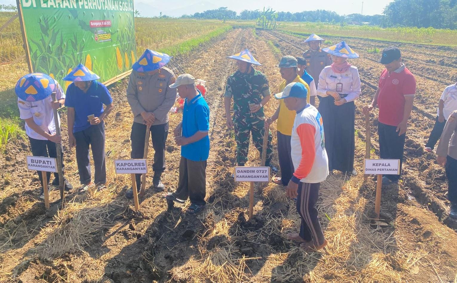Forkompimda Karanganyar tanam jagung serentak di Desa Kaliboto, Kecamatan Mojogedang, Kamis (11/7/2025). (Rudi Hartono/Radar Solo)