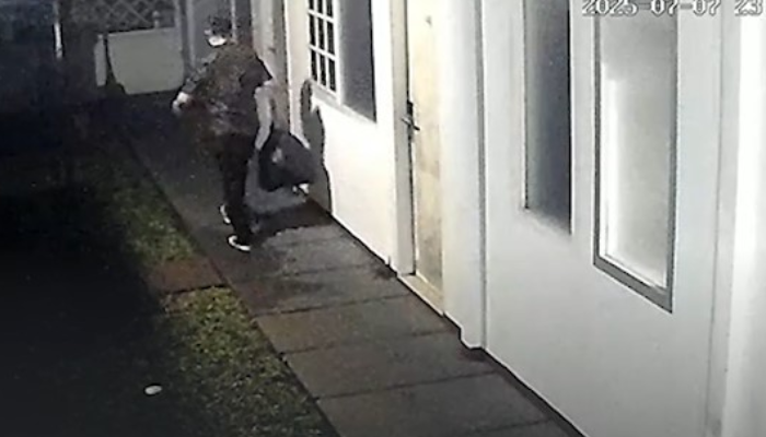 Rekaman CCTV yang memperlihatkan Arya Daru Pangayunan keluar kamar kos dengan membawa kantong plastik hitam.