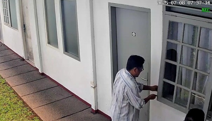 Rekaman CCTV saat penjaga kos membuka kamar Arya Daru Pangayunan.