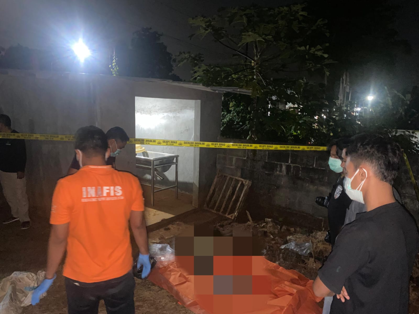 Polisi melakukan olah TKP penemuan jenazah bayi di wlmakam wilayah Dusun Brubuh, Desa Ngadirojo Lor, Kecamatan Ngadirojo Kamis (10//7/2025).
