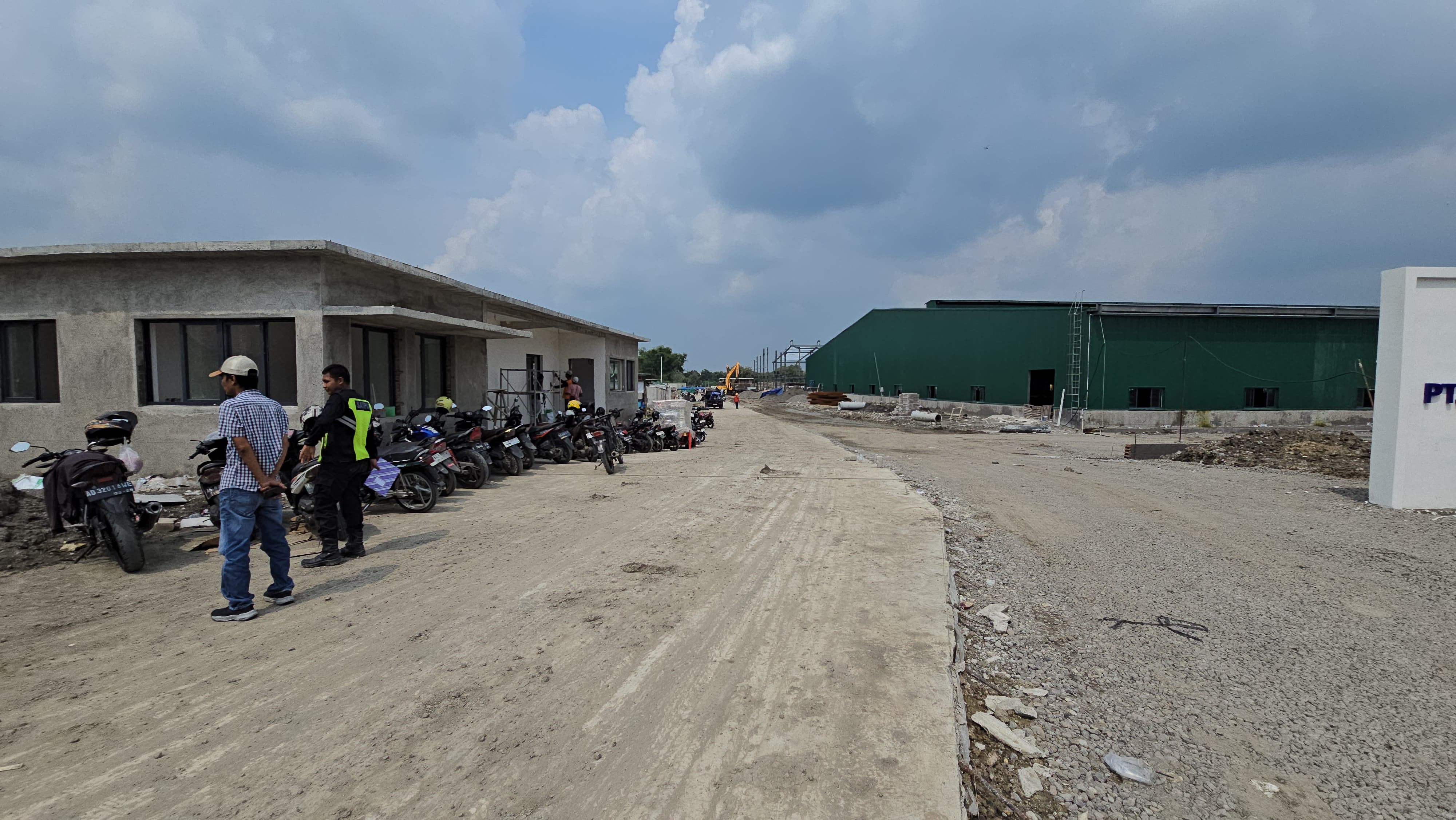 Pembangunan pabrik tekstil di Desa Plumbon, Kecamatan Sambungmacan, Sragen yang mempekerjakan WNA asal China. (Ahmad Khairudin/Radar Solo)