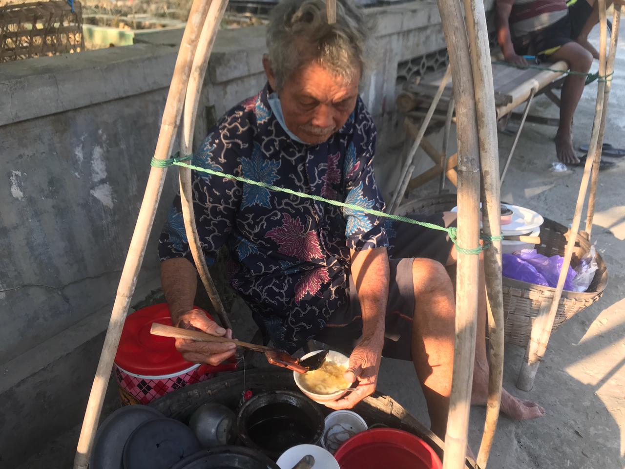 Mbah Dasno mangkal di depan area pemakaman Desa Dibal, Kecamatan Ngemplak, Boyolali untuk menjajakan dawet.