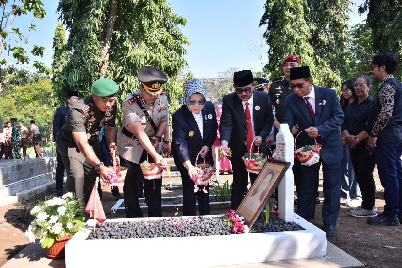 Bupati Sukoharjo Etik Suryani dan jajaran Forkopimda ziarah dan tabur bunga di TMP Kusuma Bhakti, Jurug, Kota Solo, Jumat (11/7/2025).