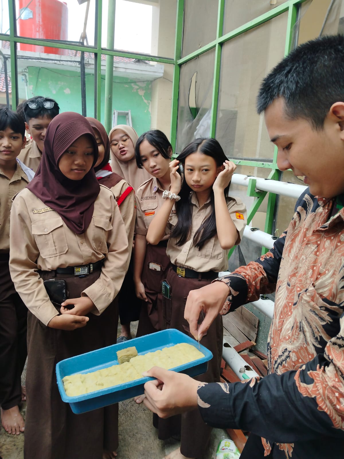 Materi kewarganegaraan lingkungan &ldquo;Pendidikan Karakter Melalui Kegiatan Greenhouse/Adiwiyata) dan praktik pengelolaan Greenhouse bersama siswa kader adiwiyata di Perpustakaan SMPN 7 Kota Surakarta.