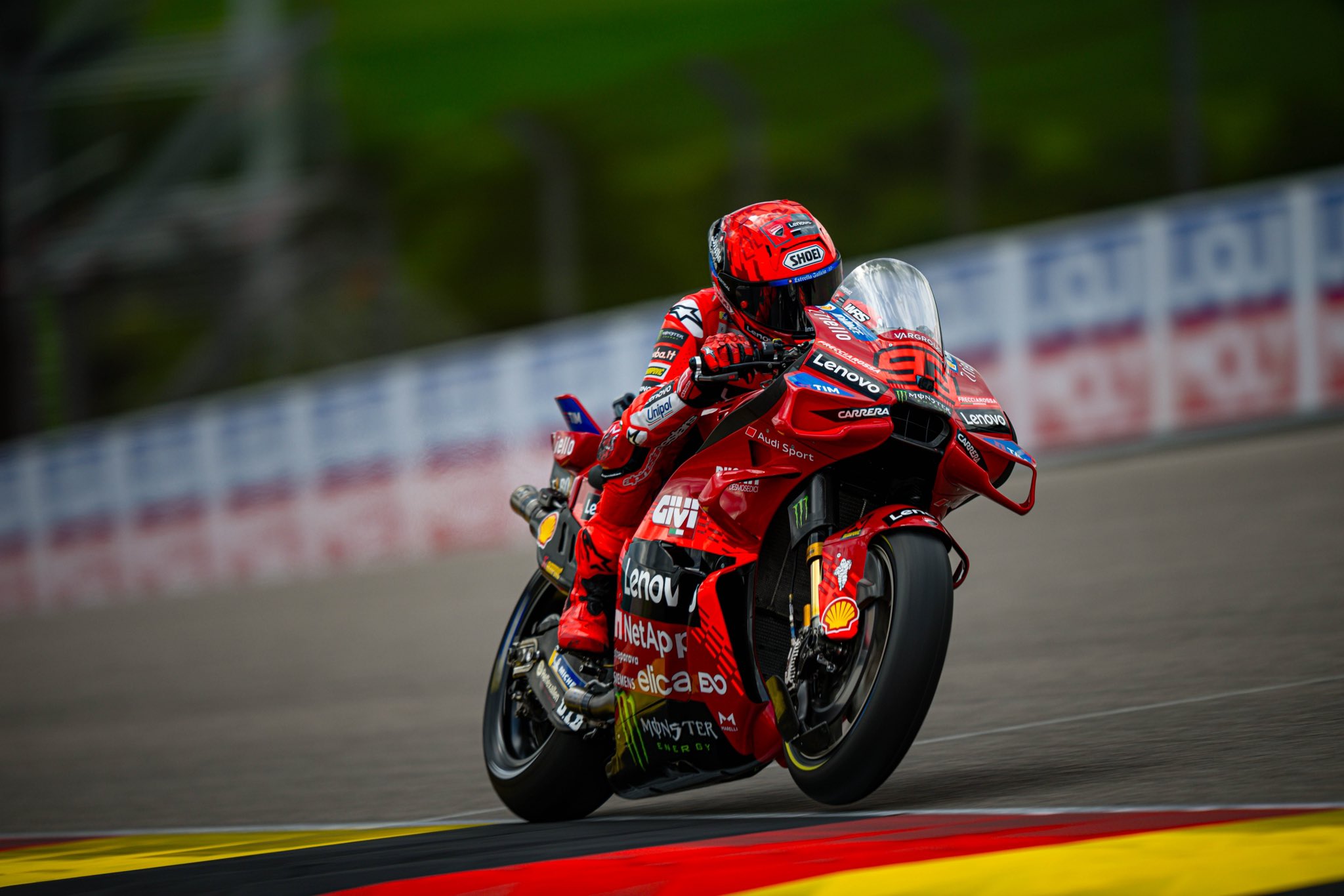 Marc Marquez raih pole position MotoGP Jerman 2025 di tengah hujan deras dan highside. Catat waktu terbaik 1:27,811 detik.