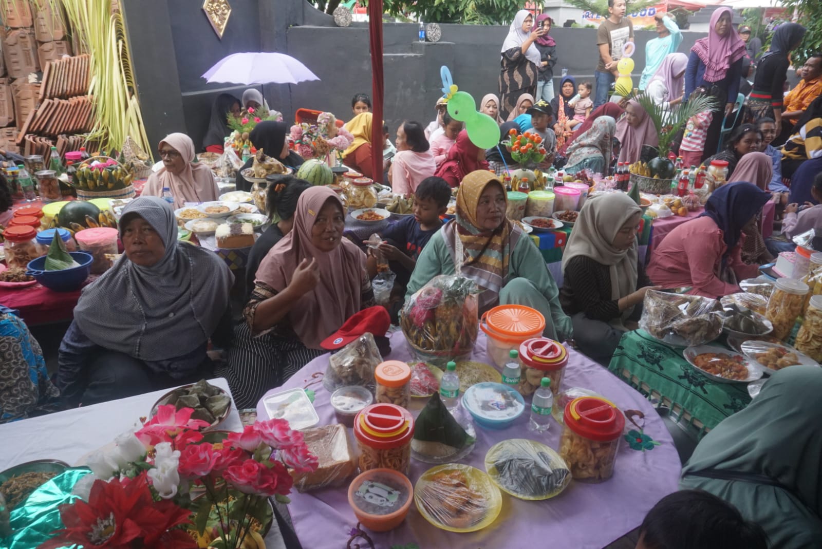 Warga saat membawa nasi tumpeng, ayam ingkung hingga pisang raja untuk didoakan oleh lintas tokoh agama pada grebeg suro di Desa Dlimas, Klaten. (Angga Purenda/Radar Solo)