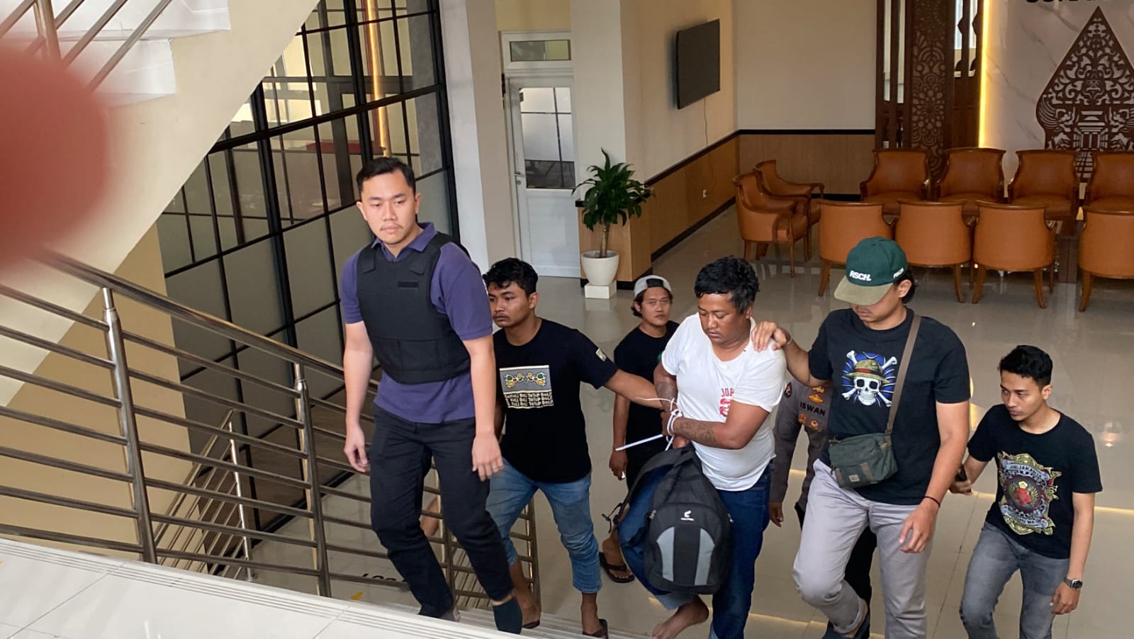 Pencuri motor di Masjid Mojosongo ditangkap di Bandung usai buron 2 bulan. Motor dijual Rp3,5 juta untuk biaya hidup.