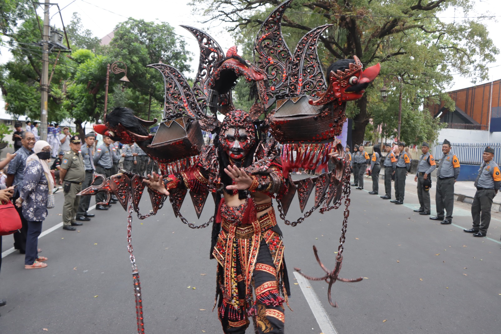 TOTALITAS: Peserta Solo Batik Carnival saat melintas di Jalan Slamet Riyadi, 12 Juli 2025.