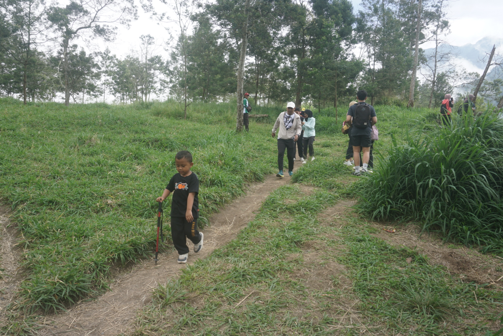 Aktivitas hiking menuju Puncak Argobelah di Deles, Desa Sidorejo, Kemalang, Klaten. Akses ke lokasi semakin mudah setelah dibukanya tol segmen Klaten-Prambanan. (Angga Purenda/Radar Solo)