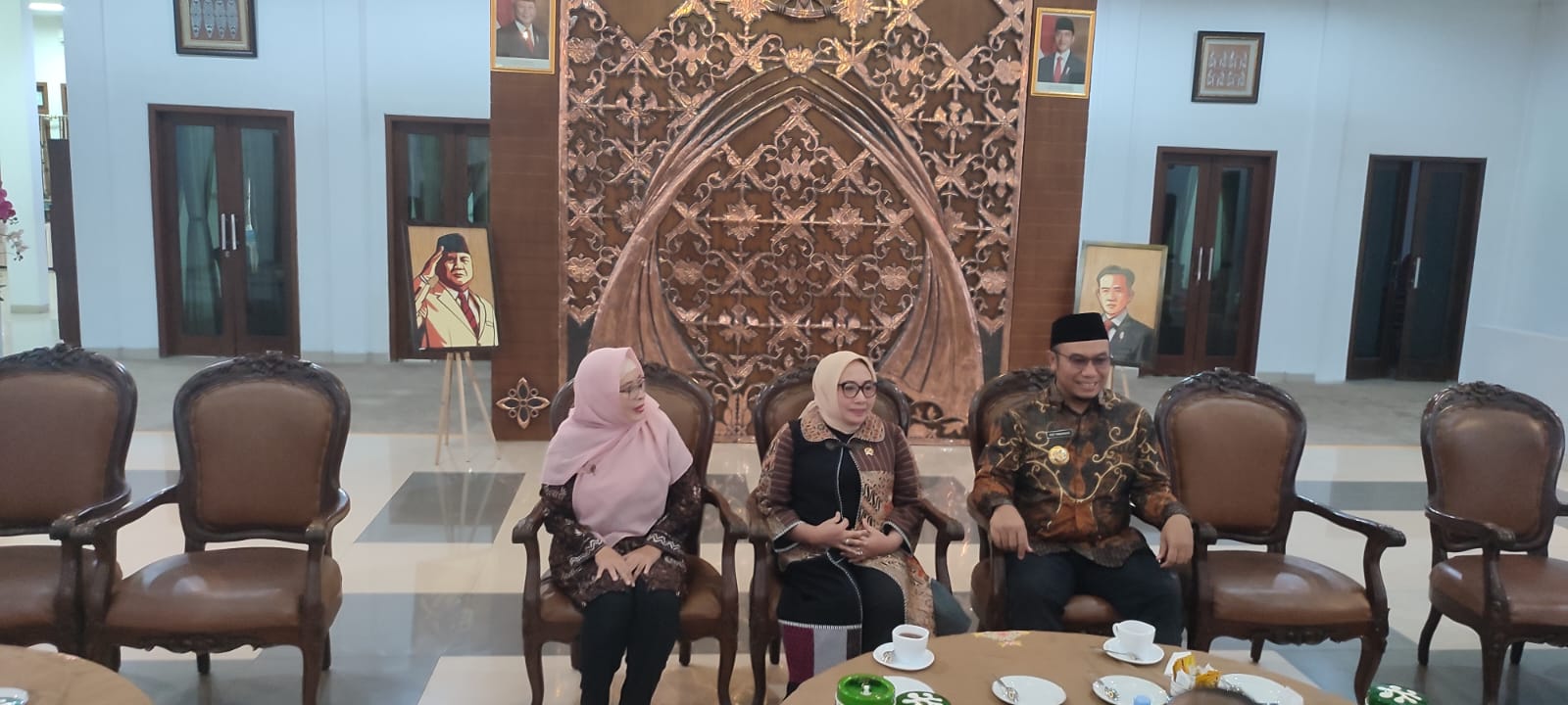Menteri Pemberdayaan Perempuan dan Perlindungan Anak (PPPA) Arifatul Choiri Fauzi didampingi Bupati Sragen Sigit Pamungkas. (Ahmad Khairudin/Radar Solo)
