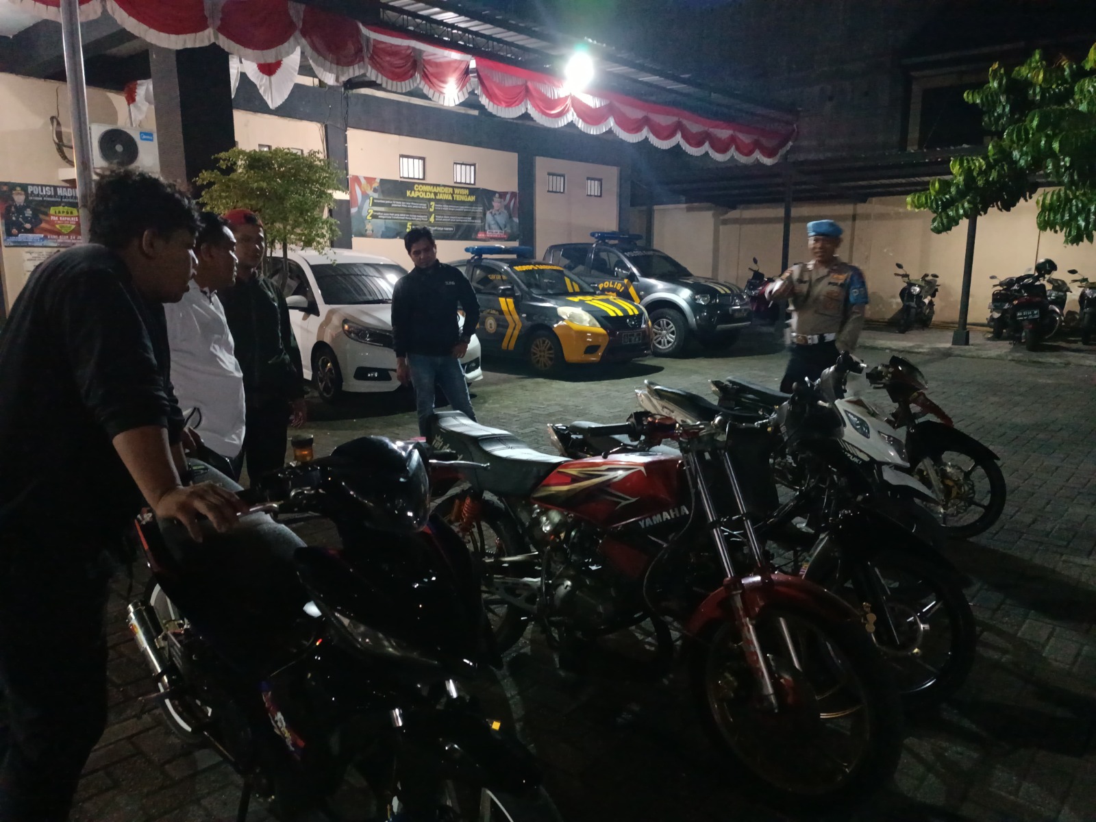Jajaran Polsek Kartasura mengamankan lima sepeda motor dari arena balap liar di Jalan Ahmad Yani, Sabtu (12/7).