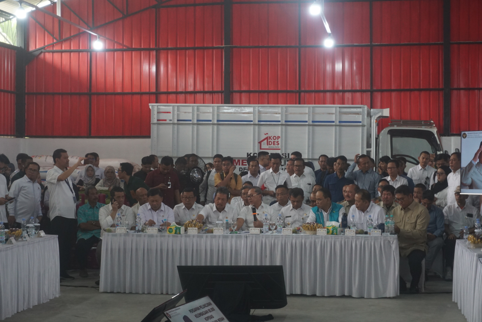 Rapat persiapan peluncuran 80 ribu Kopdes Merah Putih secara nasional di Gudang Logistik Kopdes Merah Putih Bentangan, Wonosari. (Angga Purenda/Radar Solo)