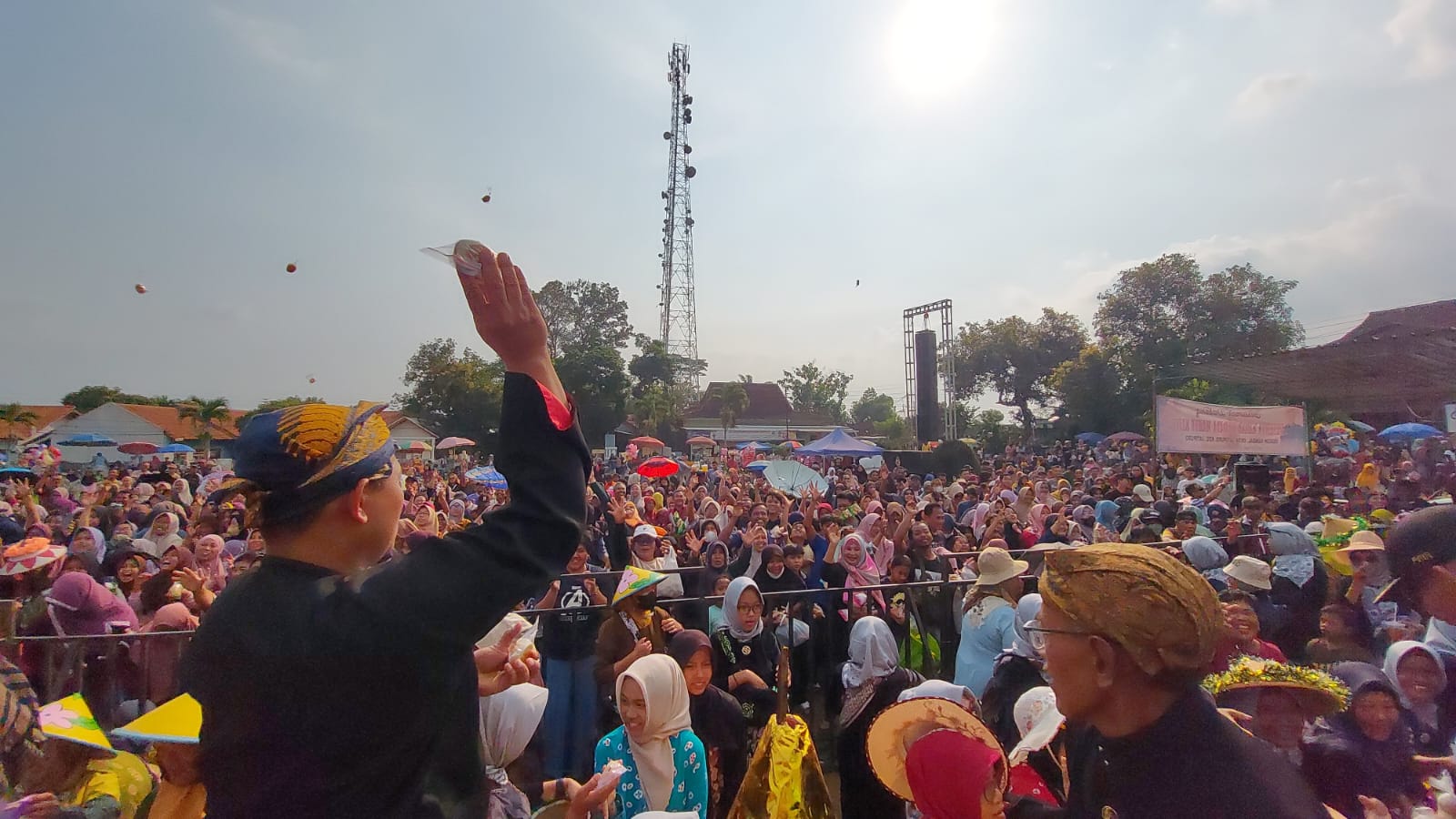 Panitia Kirab Budaya Wahyu Kliyu membagikan 17 ribu apem ke masyarakat yang hadir, Sabtu (12/7/2025). (Rudi Hartono/Radar Solo)