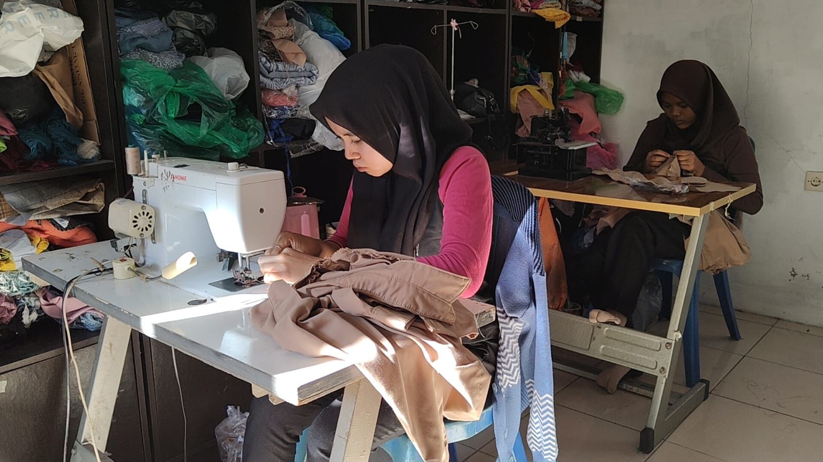 Pengusaha konveksi di Boyolali sampai kewalahan melayani pesanan seragam sekolah.