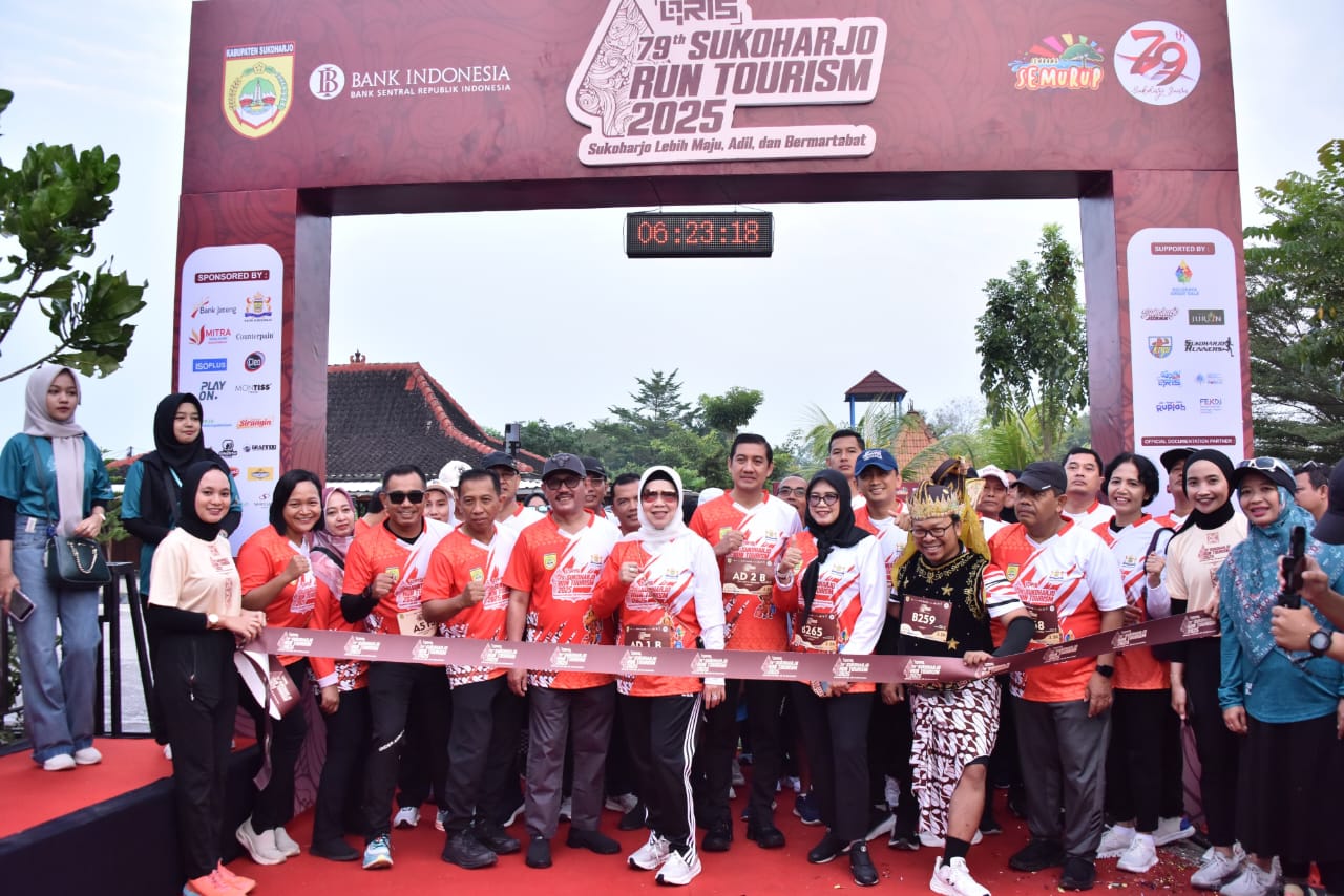 Bupati Etik Suryani (tengah) buka event akbar Sukoharjo Run Tourism 2025 di Desa Wisata Juron, Kecamatan Nguter, Minggu (13/7/2025).