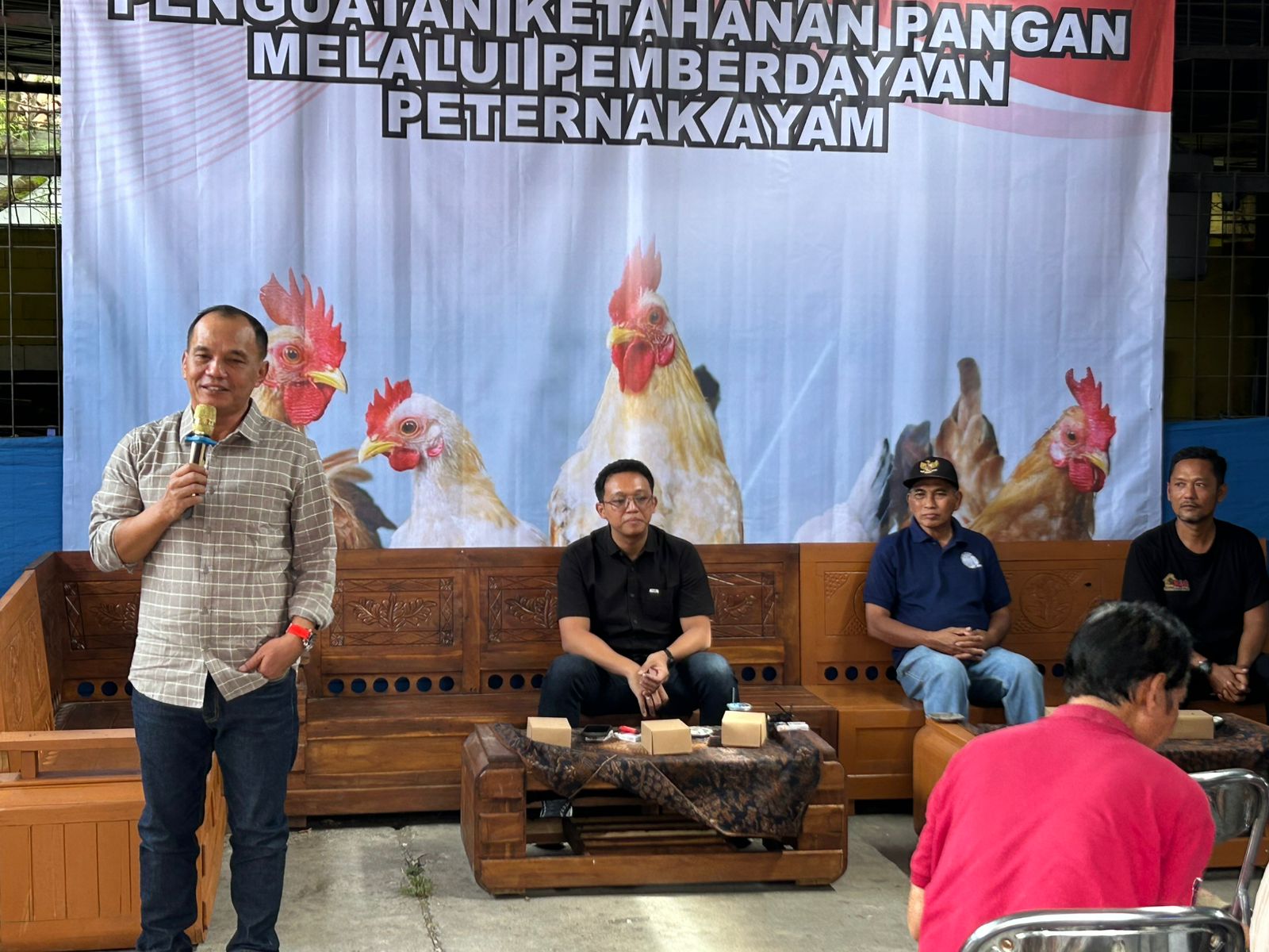 Sumanto optimistis usaha ternak ayam jika ditekuni bisa meningkatkan perekonomian masyarakat.