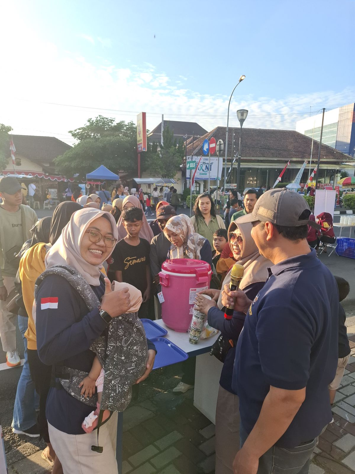 Bagi-bagi susu sapi gratis di CFD Boyolali, Minggu (13/7/2025).
