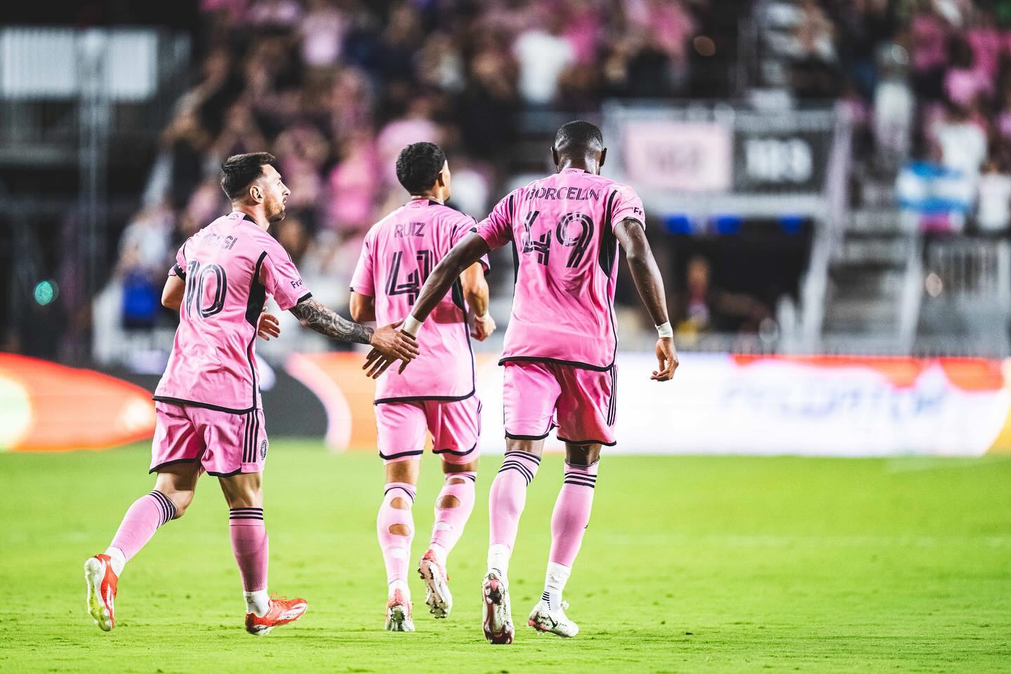 Shanyder Borgelin (kanan) bersalaman dengan Lionel Messi usai mencetak gol untuk Inter Miami.