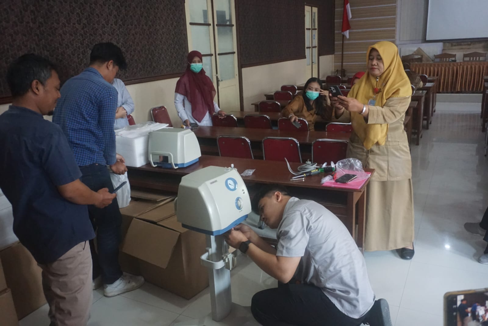 Perakitan alat baby suction pump atau penghisap lendir bayi dalam acara uji fungsi dan pelatihan alat kesehatan di aula Kantor Dinkes Klaten.
