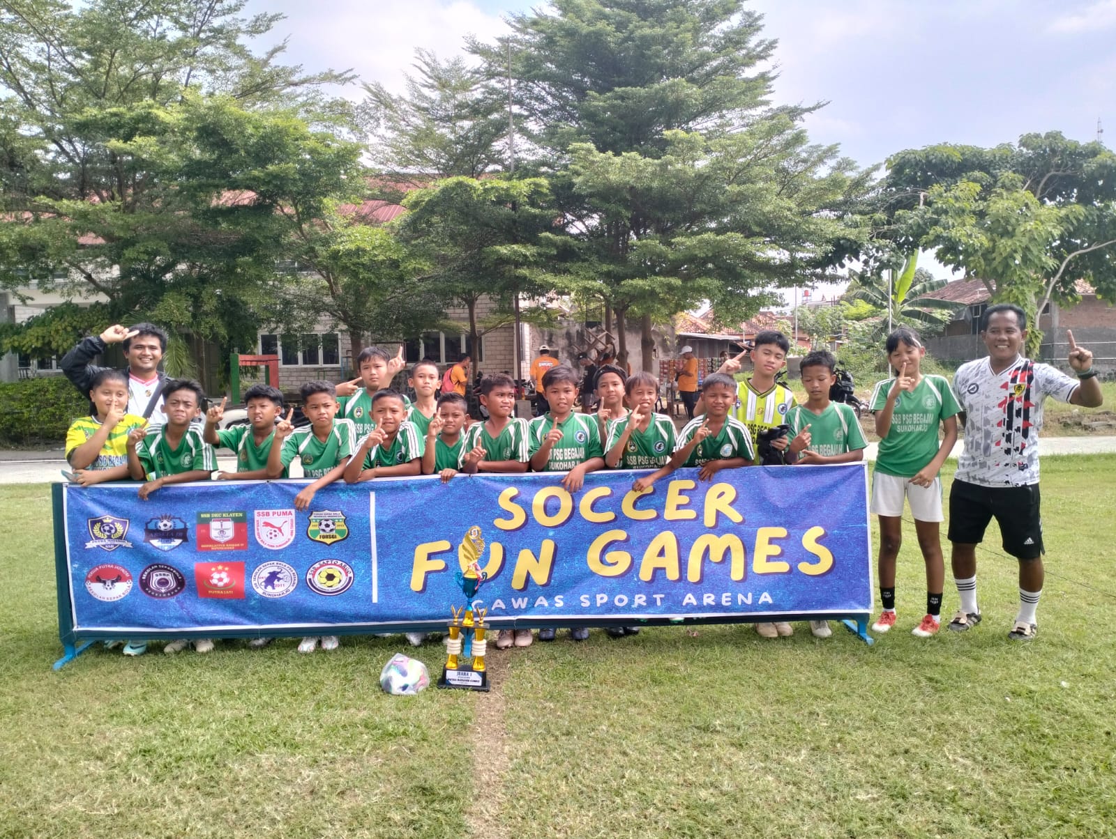 SSB Begajah Sukoharjo saat terjun pada fun game U-12 yang digelar di Lapangan Cawas, Klaten, pada Minggu (13/7/2025).