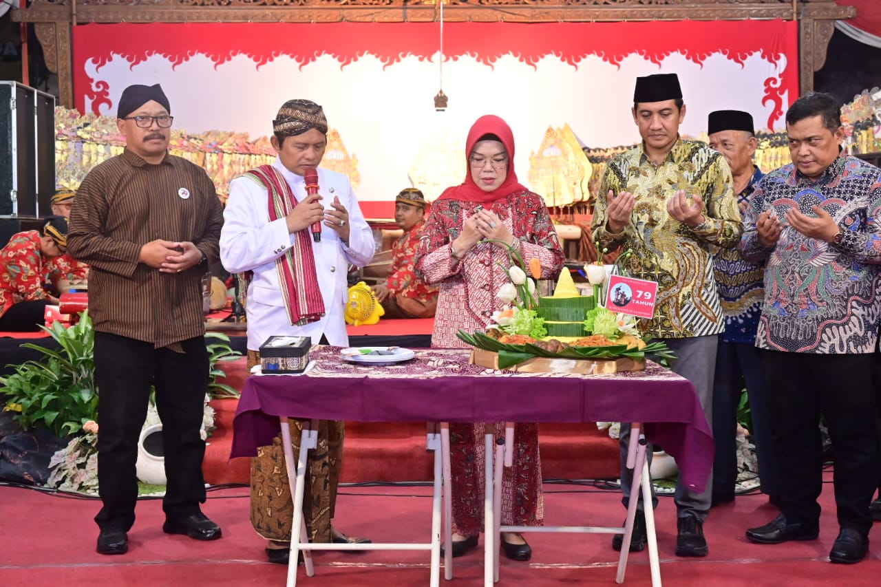 Bupati Etik Suryani hadiri pagelaran Wayang Dakwah sebagai rangkaian peringatan Hari Lahir ke-79 Kabupaten Sukoharjo, Minggu malam (13/7). Sekaligus menyosialisasikan rehabilitasi Pasar Kartasura.