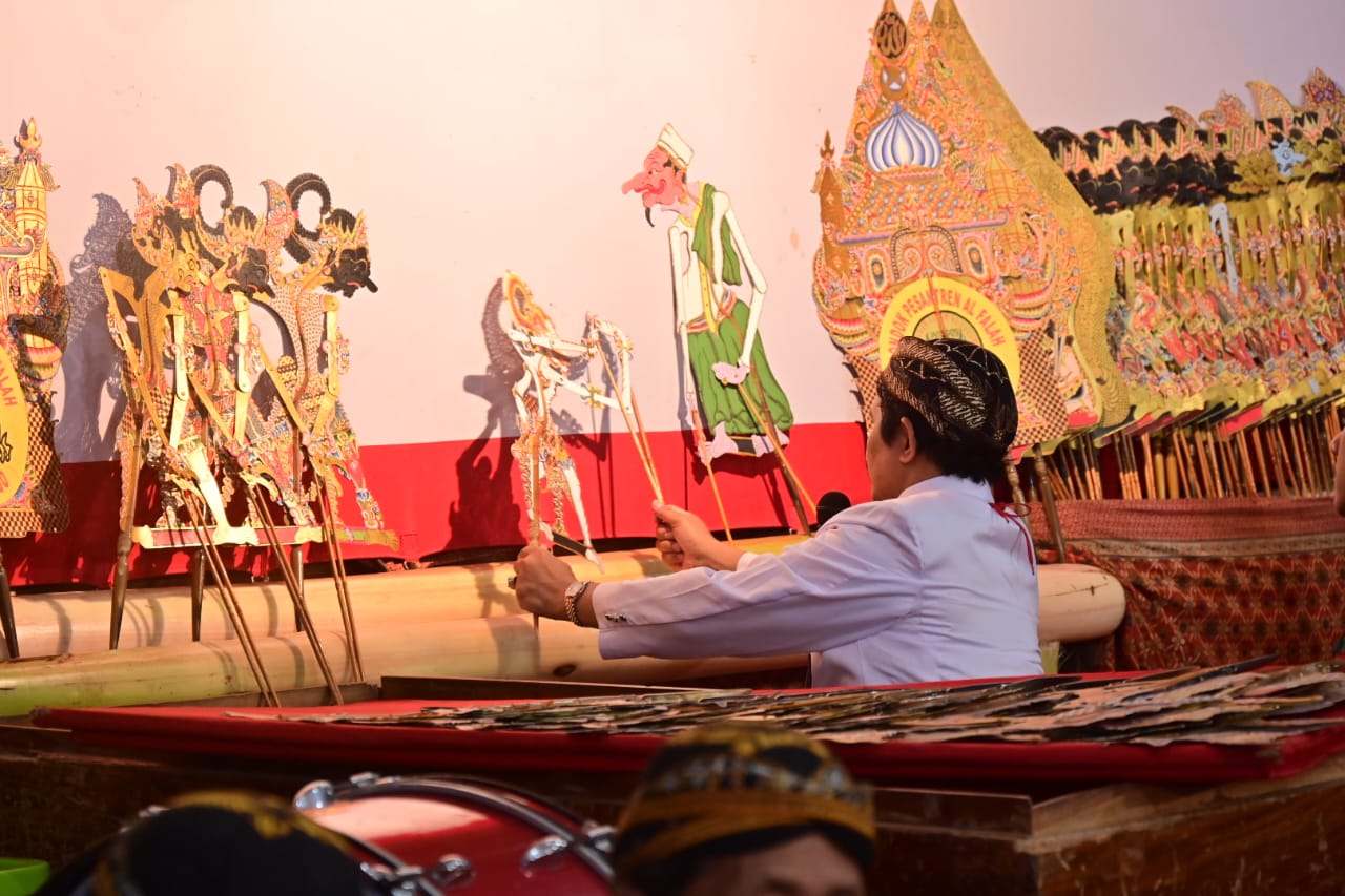 Bupati Etik menyebut pagelaran ini bukan hanya sebagai tontonan, tetapi juga sebagai tuntunan dalam kehidupan bermasyarakat dan berbangsa.