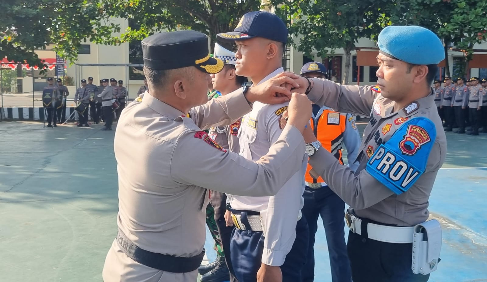 Penyematan tanda anggota yang melaksanakan Operasi Patuh Candi 2025 di wilayah hukum Polres Karanganyar, Senin (14/7/2025). (Rudi Hartono/Radar Solo)