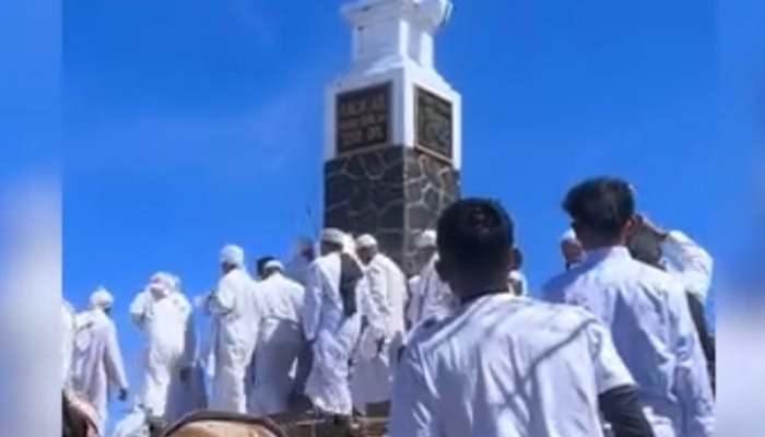 Ritual dengan pakaian serba putih digelar di puncak Gunung Lawu.