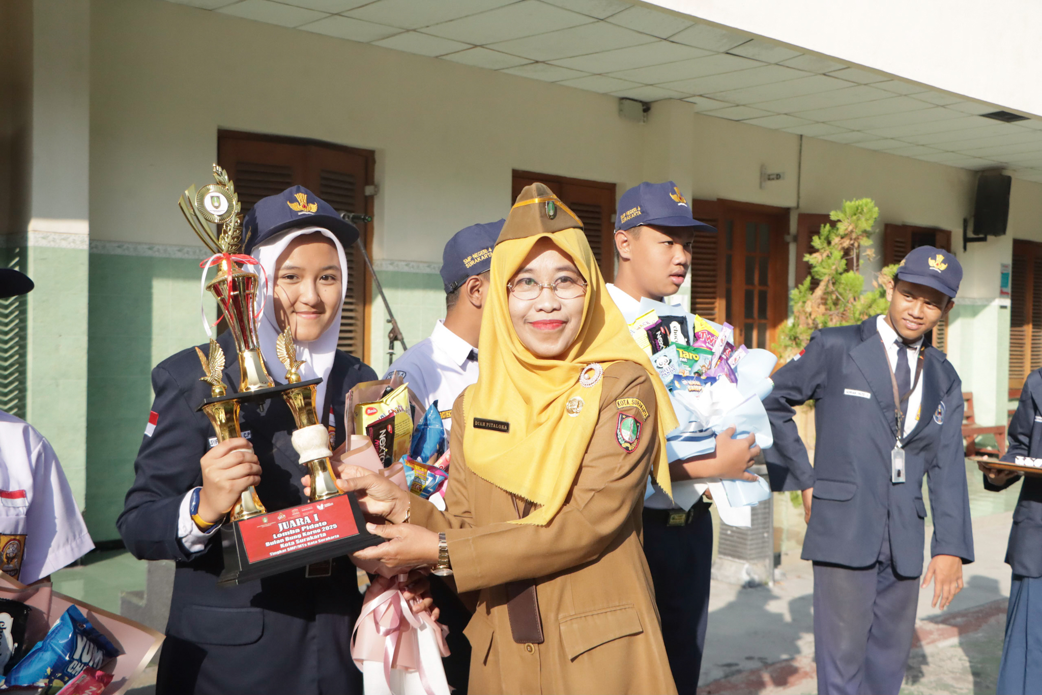 Kepala SMP Negeri 4 Surakarta Diah Pitaloka Handriani bersama siswa juara Lomba Pidato Bulan Bung Karno 2025.