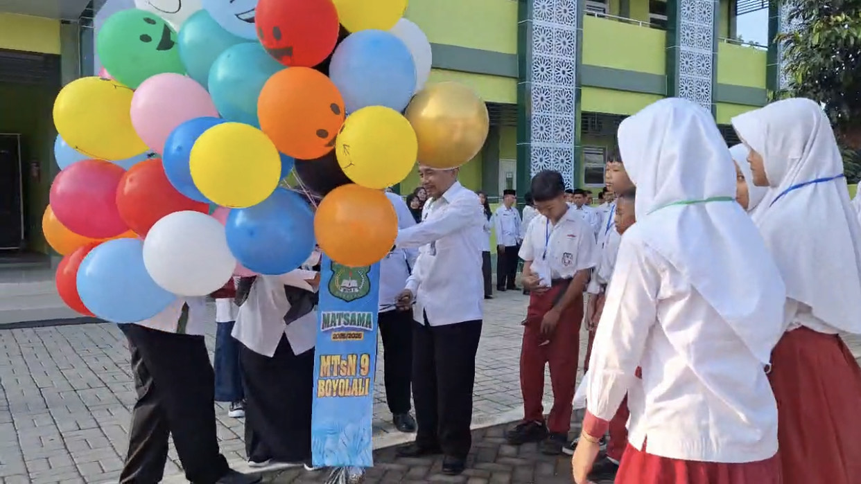 Pelepasan balon tandai pembukaan Matsama di MTsN 9 Boyolali tahun ajaran 2025/2026, Senin (14/7).