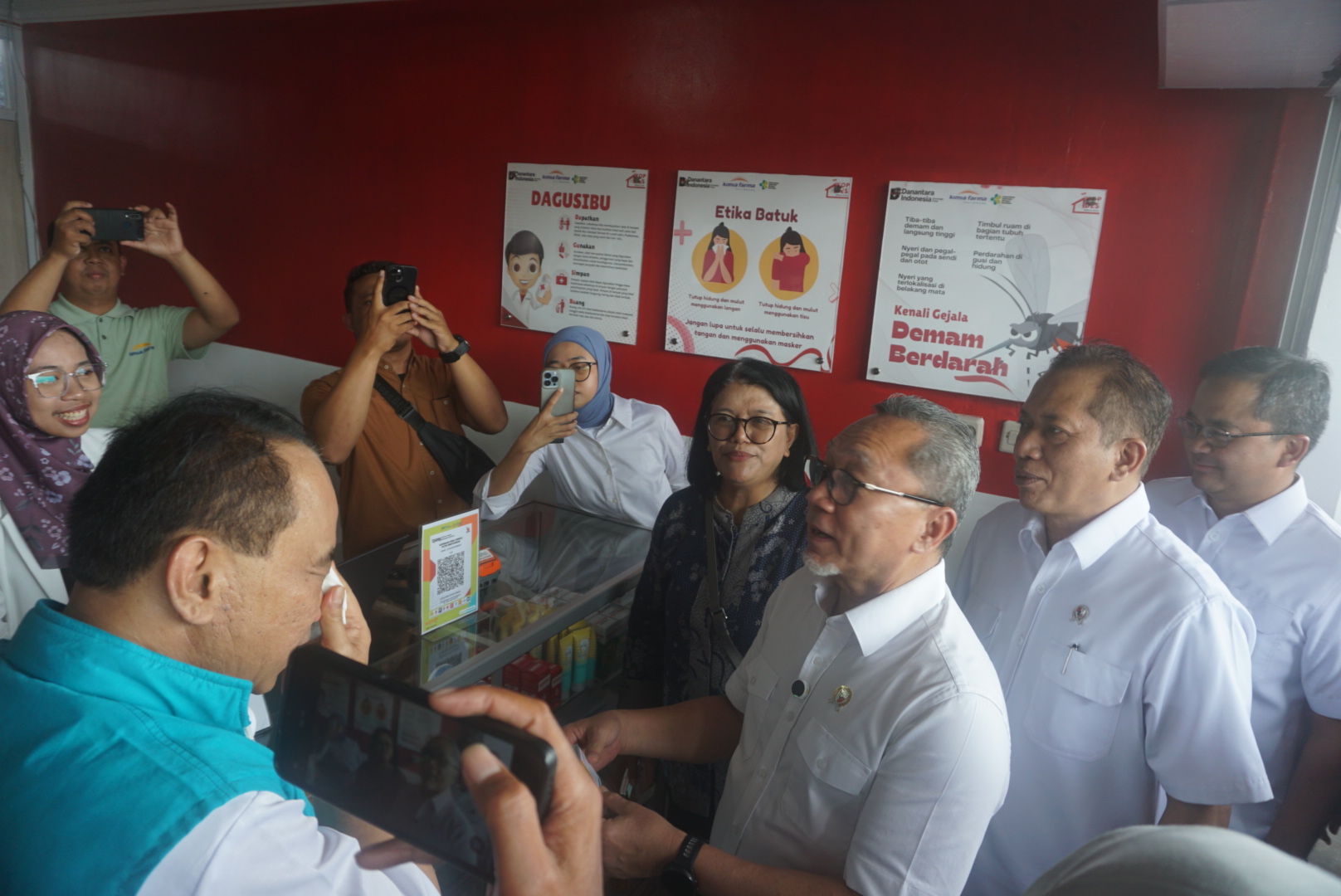 Menteri Koordinator (Menko) Bidang Pangan Zulkifli Hasan meninjau persiapan peluncuran Kopdes Merah Putih di Klaten. (Angga Purenda/Radar Solo)
