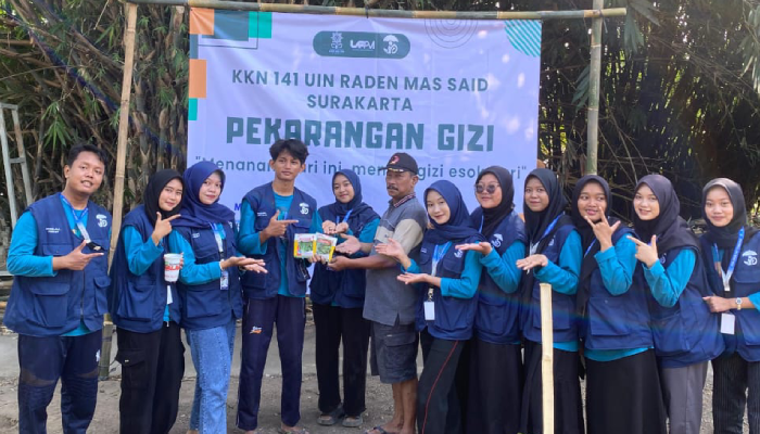 Mahasiswa KKN Kelompok 141 UIN Raden Mas Said Surakarta menggelar aksi tanam pohon dan tanaman bergizi bersama warga di Desa Tanjung, Juwiring, Klaten.