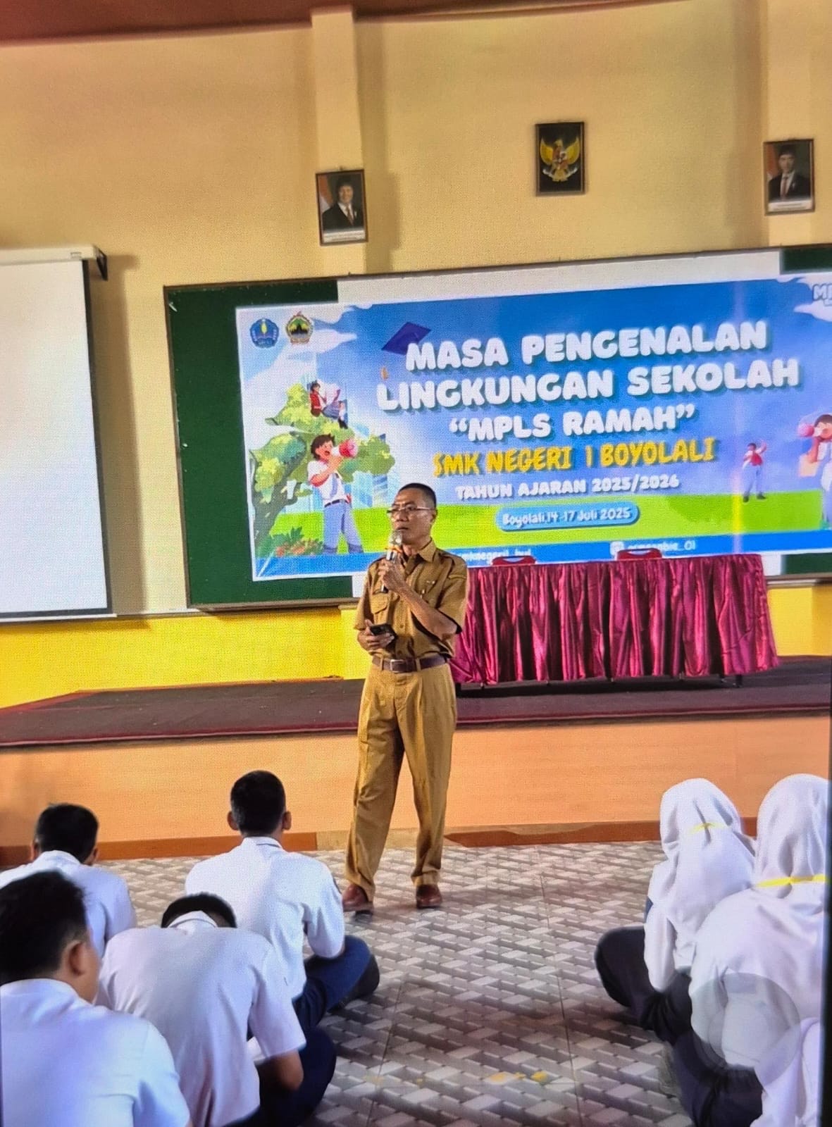 Kepala SMKN 1 Boyolali Agus Margono mengisi materi MPLS tahun ajaran baru 2025/2026, Senin (14/7).