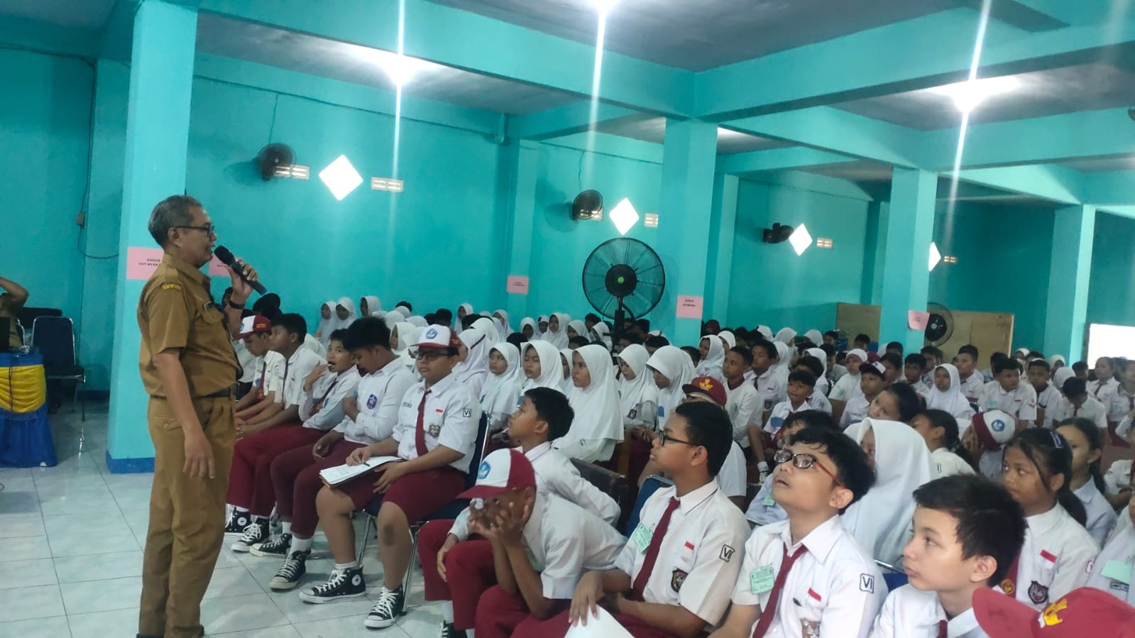 Kepala SMPN 3&nbsp;Colomadu&nbsp;saat isi materi MPLS tahun ajaran 2025/2026, Senin (14/7).