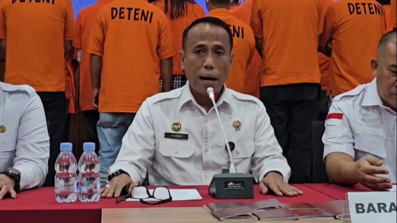 Sebanyak 20 Warga Negara Asing (WNA) Asal China dideportasi oleh Kantor Imigrasi Klas I TPI Surakarta Senin (14/7/2025) dini hari. (Antonius Christian/Radar Solo)